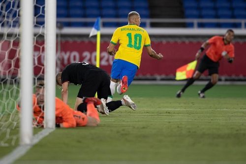 Các hậu vệ Olympic Đức không ngăn cản được Richarlison ghi bàn. 