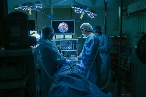 Bác sĩ phẫu thuật loại bỏ nấm đen cho bệnh nhân tại một bệnh viện ở thành phố Ghaziabad Prakash, Ấn Độ. Ảnh: AFP