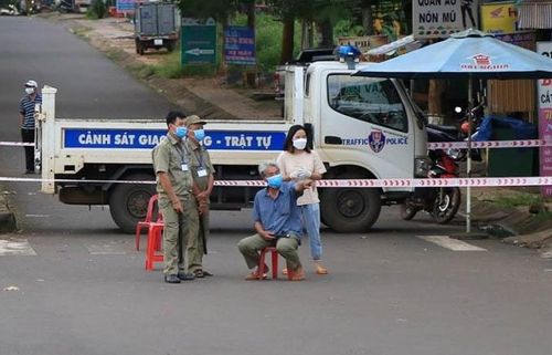 TP Gia Nghĩa phong tỏa khu vực có ca nhiễm Covid-19. Ảnh: L.P.