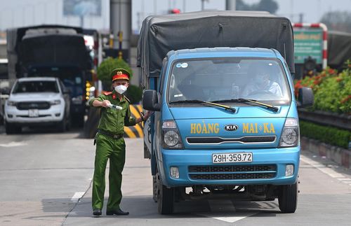  Hà Nội dừng các hoạt động vận tải hành khách đường bộ bằng ôtô, đường thủy, xe buýt, xe taxi, xe hợp đồng, xe khách, xe ôm... Ảnh: Hồng Quang. 