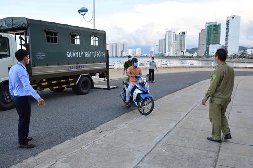 Lực lượng chức năng của TP. Nha Trang kiểm tra một người dân ra đường trong thời điểm thành phố đang thực hiện giãn cách xã hội theo Chỉ thị 16. Ảnh: Báo Khánh Hòa