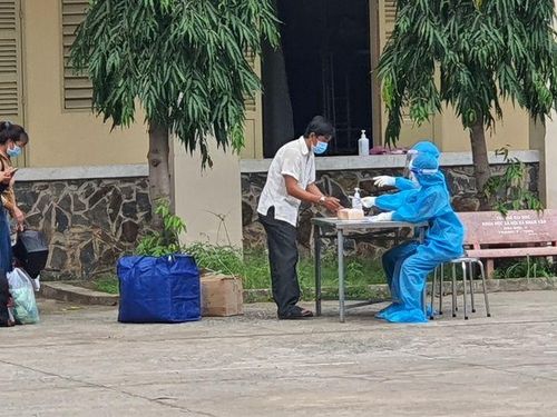 Bệnh nhân COVID-19 được làm thủ tục xuất viện tại một bệnh viện dã chiến