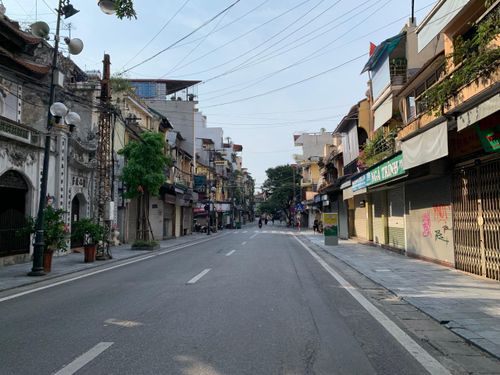 Phố Hàng Bông im lìm chưa từng thấy, toàn bộ các cửa hàng đều đóng cửa.