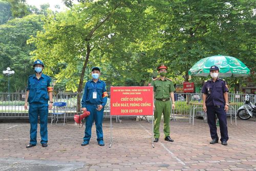 Chốt kiểm soát tại ngã tư bốt Hàng Đậu.