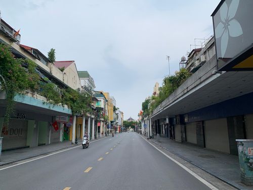 Phố Tràng Tiền cũng thông thoáng, phương tiện thưa thớt.