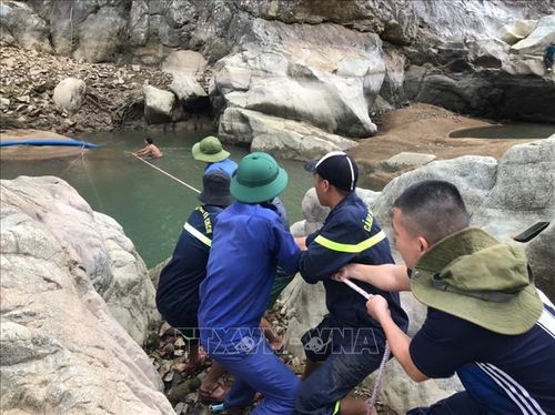 Phương tiện tìm kiếm được tăng cường vào hiện trường.