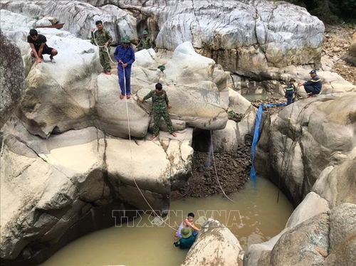 Các lực lượng tranh thủ thời gian, đẩy mạnh tìm kiếm.