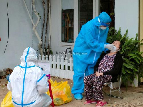 Lấy mẫu xét nghiệm SARS-CoV-2 trong cộng đồng trên địa bàn xã Hiệp Thạnh (huyện Đức Trọng)