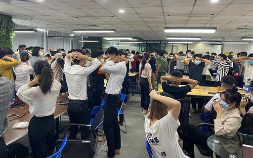 Lực lượng công an kiểm tra tầng 7, tòa nhà CTM Complex (139 Cầu Giấy, Hà Nội), nơi các đối tượng thuê gần 100 nhân viên môi giới, lôi kéo người chơi tham gia sàn Hitoption.