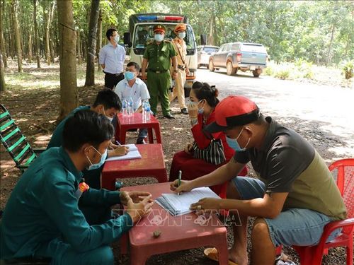 Chốt phụ tại ấp 2, xã Tân Lập, huyện Đồng Phú kiểm tra, khai báo y tế với người dân vào tỉnh Bình Phước. Ảnh tư liệu: K GƯỈH/TTXVN