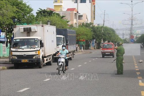 Kiểm tra người và phương tiện vào thành phố Mỹ Tho tại chốt kiểm soát trên đường Ấp Bắc. Ảnh: Minh Trí/TTXVN