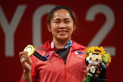 Hidilyn Diaz trên bục nhận tấm huy chương Vàng lịch sử. (Nguồn: AFP)