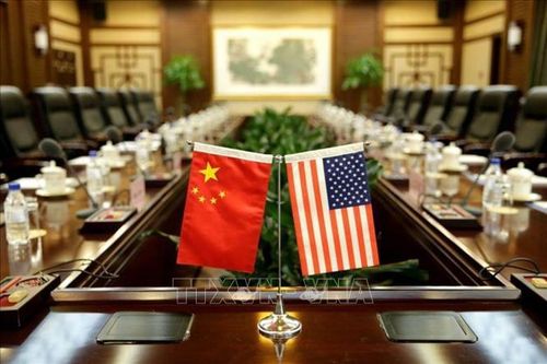 Quốc kỳ Trung Quốc (trái) và quốc kỳ Mỹ tại một hội nghị. Ảnh: REUTERS/TTXVN