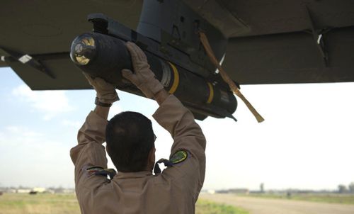 AGM-114 Hellfire có thể được dẫn đường đến tiêu diệt mục tiêu từ bên trong máy bay hoặc bằng laser bên ngoài máy bay.