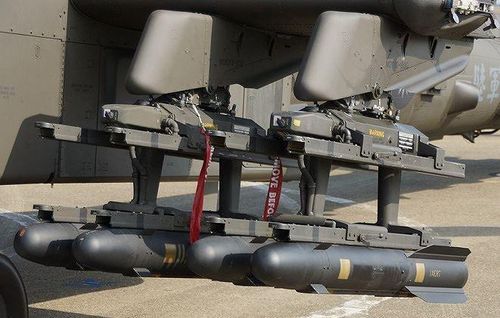 Khi triển khai trên trực thăng tấn công AH-64, số lượng mỗi máy bay mang theo có thể lên tới 16 quả. Khi triển khai trên các chiến đấu cơ, số lượng mang theo sẽ ít hơn, thường dao động từ 2-4 quả.
