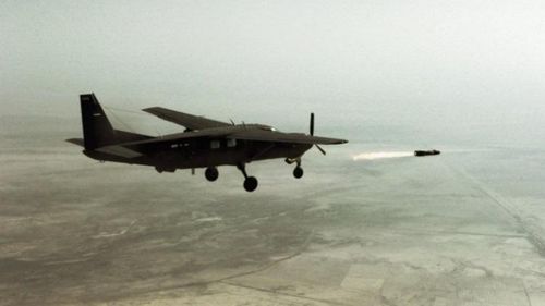 Được đưa vào biên chế từ năm 1984, tên lửa AGM-114 Hellfire biệt danh "hỏa ngục" là một trong những dòng tên lửa chống tăng mạnh nhất thế giới. Hình ảnh tên lửa được phóng đi từ máy bay AC-208B.