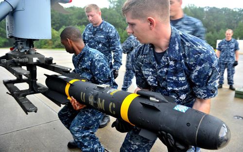 AGM-114 có chiều dài 163cm, đường kính thân 17,8cm, để công phá mục tiêu, tên lửa đươc lắp đầu nổ kiểu tandem nặng 9kg hoặc nguyên khối nổ phá mảnh 8kg.