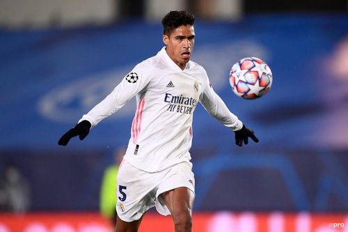  Varane chuẩn bị cập bến sân Old Trafford của Man United. Ảnh: Reuters. 