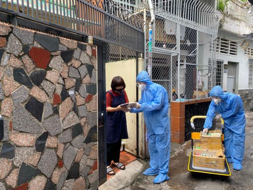 Sách được trao tận tay người dân tại khu phong tỏa. Ảnh: Thành Đoàn TP.HCM.