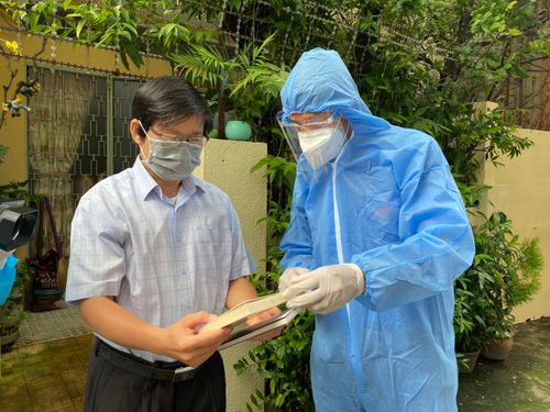 Nhiều sách hay, ý nghĩa được trao cho người dân tại khu phong tỏa. Ảnh: Thành Đoàn TP.HCM.