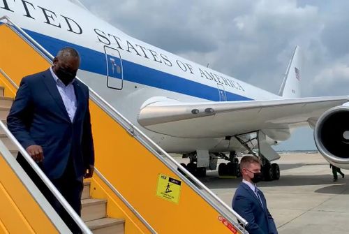 Bộ trưởng Quốc phòng Mỹ Lloyd Austin bước xuống máy bay. Ảnh: Twitter/SecDef.