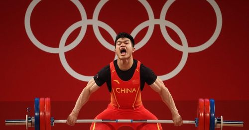 Shi Zhiyong phá kỷ lục thế giới và lập thêm ba kỷ lục Olympic mới ở hạng cân dưới 73kg cử tạ nam. (Ảnh: Getty Images)