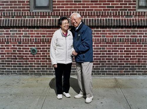 Jin Lin Chen, Brooklyn, New York: 'Chúng tôi đã gặp nhau ở Trung Quốc. Tôi đi nghỉ ở một thành phố khác và gặp chồng mình. Chúng tôi gặp nhau được 3 ngày thì chia tay. Vì ở xa, và thời điểm đó không có điện thoại nên chúng tôi chỉ có một cách duy nhất là viết thư cho nhau. Mỗi tuần, tôi viết một lá thư. Mất khoảng 20 ngày để bức thư đến chỗ anh ấy. Vậy là chúng tôi đã trao đổi thư từ trong suốt 5 năm'.