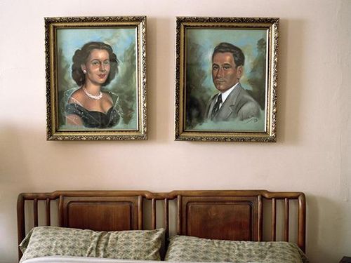 Gloria Holtzman, Brooklyn, New York: Tôi là kiểu con gái đã yêu ngay từ cái nhìn đầu tiên. Vì vậy, ngày hôm sau lần đầu tiên nhìn thấy chồng tôi, tôi đã nói với bạn bè của mình. "Tôi đã yêu!". Nhưng suy nghĩ đó đã biến mất sau buổi hẹn hò đầu tiên của tôi với chồng. Tôi có thể nói bây giờ cảm xúc của thời điểm đó không phải là tất cả. Ngay cả khi mọi thứ không suôn sẻ ngay từ đầu thì bạn càng quen người đó, tình yêu cũng sẽ đến'.