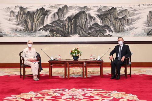 Thứ trưởng Ngoại giao Mỹ Wendy Sherman với Bộ trưởng Ngoại giao Trung Quốc Vương Nghị trong cuộc gặp tại Thiên Tân ngày 26/7. (Nguồn: THX)