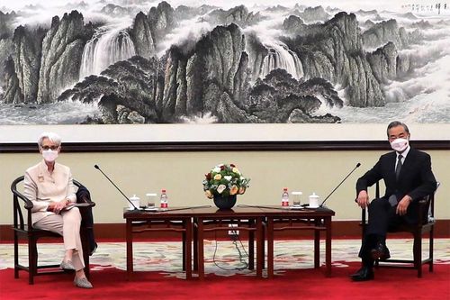 Thứ trưởng Ngoại giao Mỹ Wendy Sherman (trái) trong cuộc hội đàm với Ngoại trưởng Trung Quốc Vương Nghị ở Thiên Tân ngày 26/7. Ảnh: AP