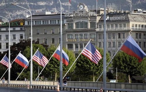 Cờ Nga-Mỹ được treo ở Geneva trước thềm cuộc gặp thượng đỉnh Putin-Biden hồi tháng 6/2021. Ảnh: TASS