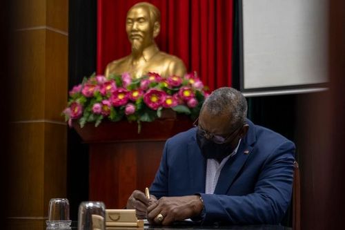Bộ trưởng Lloyd Austin là thành viên nội các đầu tiên của chính quyền Tổng thống Joe Biden đến thăm Việt Nam. 