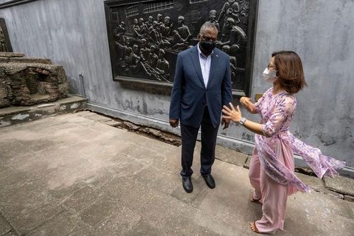 ''Tôi muốn chắc chắn rằng một trong những điểm dừng chân đầu tiên của tôi ở Việt Nam là nhà tù Hỏa Lò ở Hà Nội'', Bộ trưởng Austin viết trên mạng xã hội Twitter ngày 28/7.