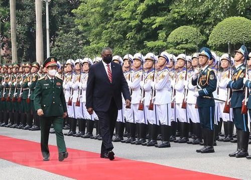  Hình ảnh Đại tướng Phan Văn Giang, Bộ trưởng Quốc phòng và Bộ trưởng Quốc phòng Hoa Kỳ Lloyd Austin duyệt đội danh dự Quân đội Nhân dân Việt Nam tại lễ đón. (Ảnh: Trọng Đức/TTXVN) 