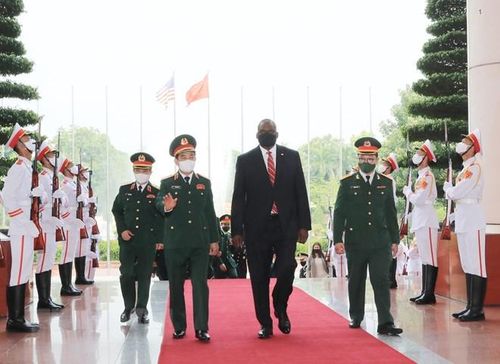  Đại tướng Phan Văn Giang, Bộ trưởng Quốc phòng và Bộ trưởng Quốc phòng Hoa Kỳ Lloyd Austin tại lễ đón. (Ảnh: Trọng Đức/TTXVN) 
