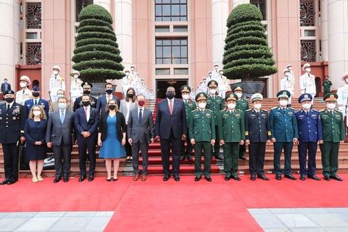  Đại tướng Phan Văn Giang, Bộ trưởng Quốc phòng và Bộ trưởng Quốc phòng Hoa Kỳ Lloyd Austin cùng đại biểu hai nước tại lễ đón. (Ảnh: Trọng Đức/TTXVN) 