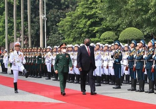  Đại tướng Phan Văn Giang, Bộ trưởng Quốc phòng và Bộ trưởng Quốc phòng Hoa Kỳ Lloyd Austin duyệt đội danh dự Quân đội Nhân dân Việt Nam tại lễ đón. (Ảnh: Trọng Đức/TTXVN) 