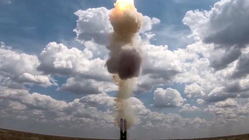 Theo giới thiệu, S-500 có khả năng tiêu diệt tất cả các loại vũ khí tấn công đường không hiện có và tiềm năng. Điều này cũng áp dụng cho đầu đạn của tên lửa đạn đạo xuyên lục địa ở độ cao tới 200 km và ở cự ly tới 500 km.
