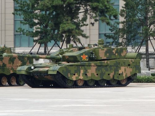 Type 99 là loại xe tăng chiến đấu hiện đại nhất của Trung Quốc và có số lượng hạn chế chỉ khoảng 400 chiếc. Phiên bản này có trọng lượng nặng hơn, được bổ sung thêm giáp phản ứng nổ và hệ thống máy tính hiện đại.