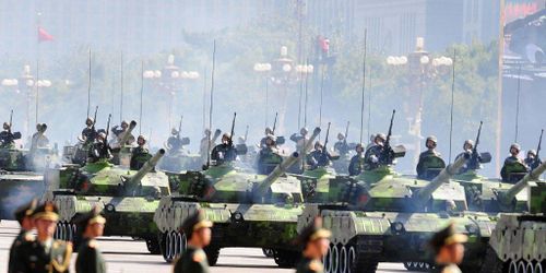 Do vậy việc trang bị cho quân đội những chiếc xe tăng hiện đại là một chuyện. Khi PLA đang học hỏi, việc sử dụng hiệu quả các xe tăng tương tự là một việc hoàn toàn khác. Zhao Jianxin, một tiểu đoàn trưởng xe tăng nói với CCTV: "Chúng tôi chỉ nghiên cứu khả năng của những chiếc xe tăng cũ, chứ chưa hoàn toàn hiểu rõ về những chiếc xe tăng mới". Nguồn ảnh: QQ.