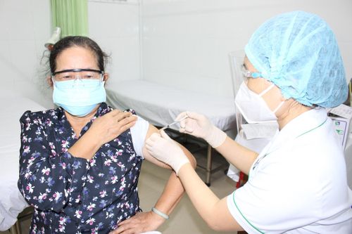 Vắc xin đang là vũ khí quan trọng được kỳ vọng sớm đưa TPHCM vượt qua dịch COVID-19.