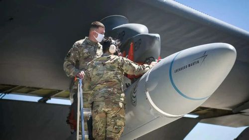 Tên lửa mô hình AGM-183 được gắn trên cánh của một chiếc B-52H. Ảnh: USAF