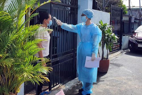 Lực lượng y tế kiểm tra sức khỏe người dân tại TP Biên Hòa. Ảnh: CDC Đồng Nai.