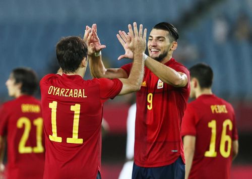  Rafa Mir là ngôi sao sáng nhất Olympic Tây Ban Nha ở trận này. Anh được tung vào sân ở phút 90+2 và lập tức gỡ hòa 2-2 cho đội nhà. Trong hiệp phụ, anh hoàn tất cú hat-trick, giúp bóng đá Tây Ban Nha vào bán kết Thế vận hội sau 21 năm. 