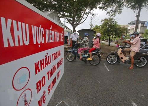 Người dân đi chợ Vị Thanh, Hậu Giang nghiêm túc thực hiện phòng, chống dịch bệnh COVID-19, sáng 30/7. (Ảnh: Duy Khương/TTXVN)