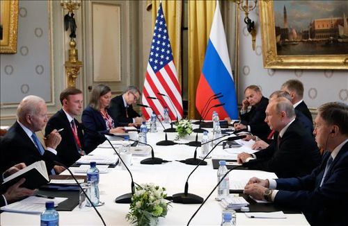Tổng thống Mỹ Joe Biden (trái) và Tổng thống Nga Vladimir Putin (thứ 2, phải) trong cuộc hội đàm mở rộng tại Geneva, Thụy Sĩ, ngày 16/6/2021. Ảnh: AFP/TTXVN