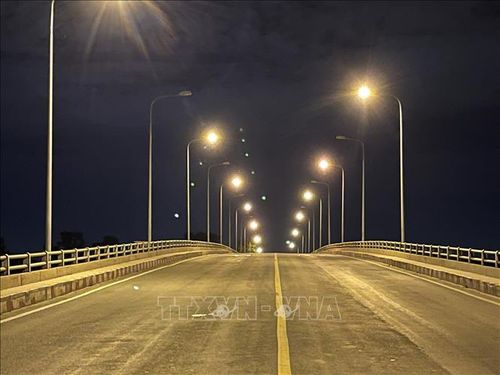 Cầu Phú Cường giáp ranh giữa Bình Dương và TP Hồ Chí Minh không có ai tham gia giao thông sau 18 giờ tối ngày 28/7. Ảnh: Văn Hướng/TTXVN