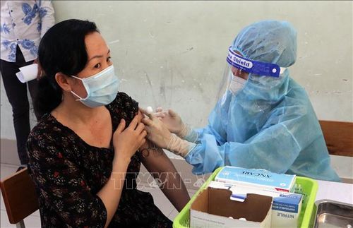 Thực hiện tiêm vaccine tại điểm trường Trung học cơ sở Đoàn Thị Điểm (phường Tân An, quận Ninh Kiều, Cần Thơ). Ảnh: Trung Kiên/TTXVN