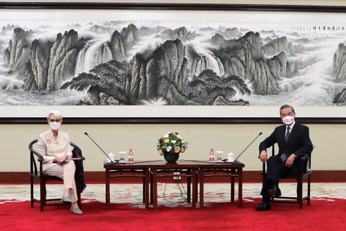  Ngoại trưởng Vương Nghị và Thứ trưởng Sherman gặp nhau tại Thiên Tân. Ảnh: Reuters. 