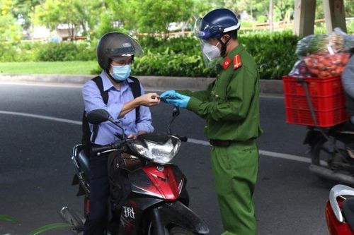  Lực lượng chức năng kiểm tra trên tuyến đường nối phường An Phú với phường Thảo Điền, thành phố Thủ Đức. Ảnh: Trần Xuân Tình - TTXVN